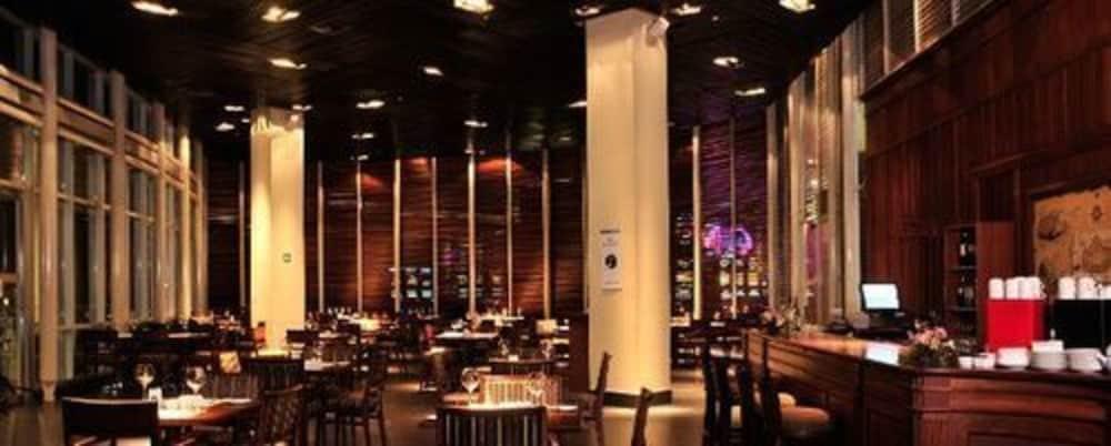 Hotel Dreams Valdivia Exteriör bild The interior of the restaurant